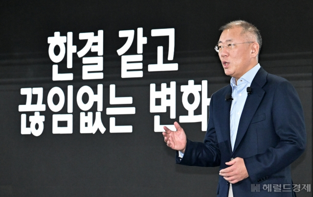 정의선 현대자동차그룹 회장이 지난 1월 경기도 광명시 기아 오토랜드 광명 2공장에서 열린 2024년 현대자동차그룹 신년회에 참석해 신년사를 하고 있다. 임세준 기자