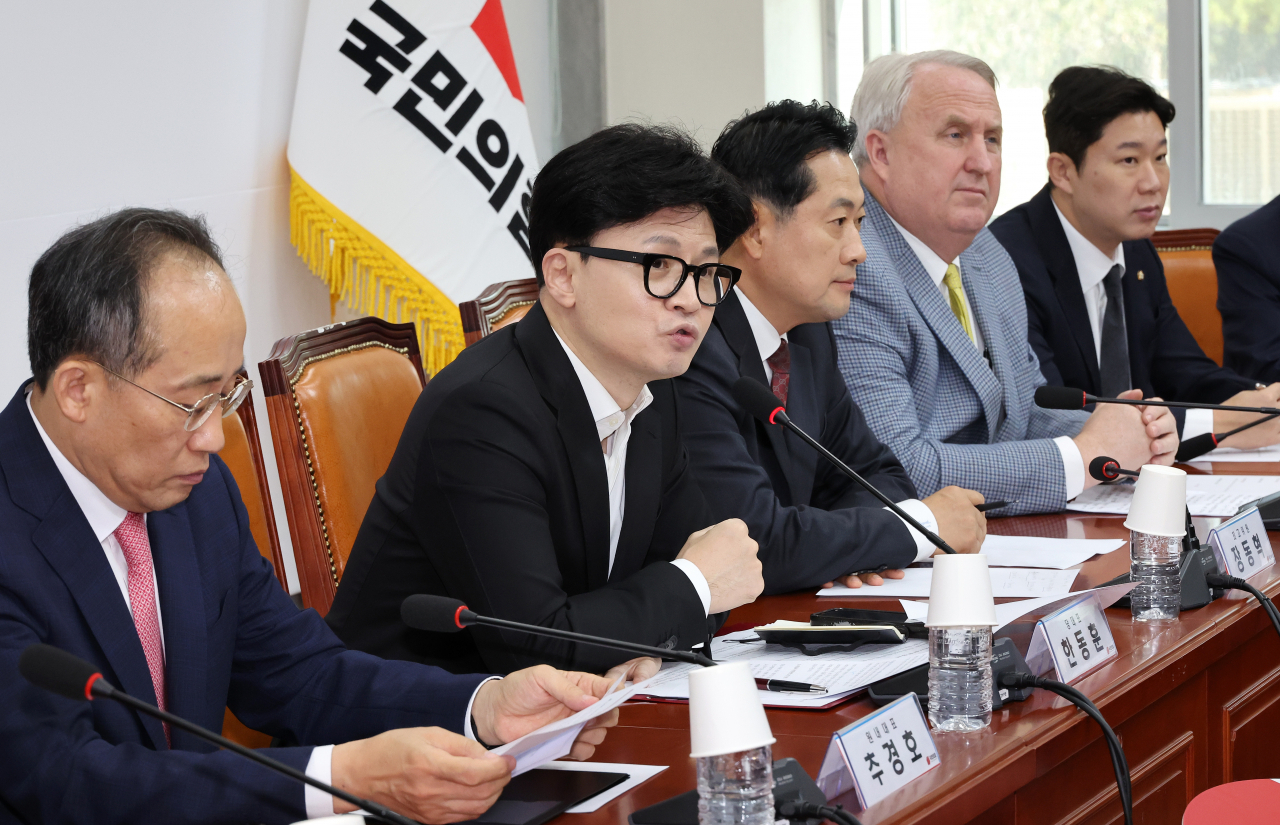 한동훈(왼쪽 두번째) 국민의힘 대표가 30일 오전 국회에서 열린 최고위원회의에서 발언하고 있다. [연합]