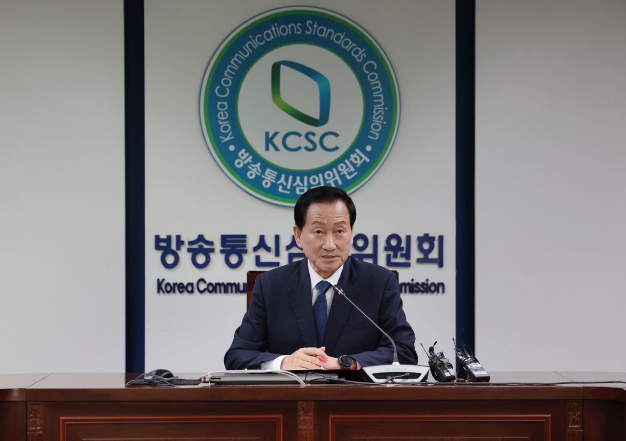 류희림 방송통신심의위원회 위원장이 30일 오전 서울 양천구 방송통신심의위원회에서 최근 딥페이크 성적 허위영상물 문제로 불거진 텔레그램 불법유해정보 확산과 관련해 텔레그램 측과 협의한 결과를 발표하고 있다. [연합]