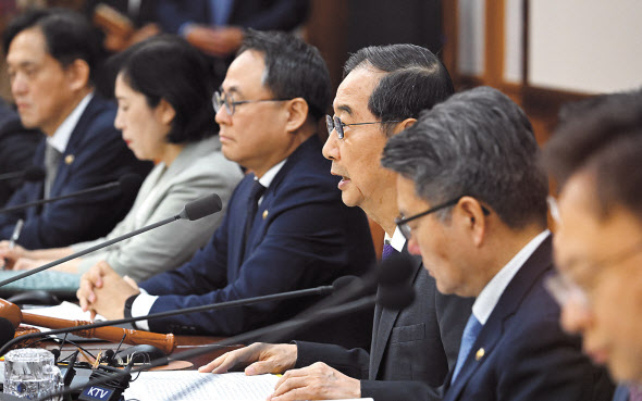 한덕수(오른쪽 세 번째) 국무총리가 30일 오전 서울 종로구 정부서울청사에서 열린 국무회의에서 모두발언을 하고 있다. 임세준 기자