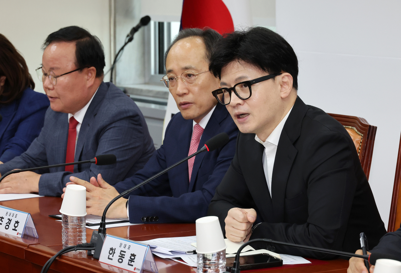 한동훈 국민의힘 대표(오른쪽)가 30일 오전 국회에서 열린 최고위원회의에서 발언하고 있다. [연합]