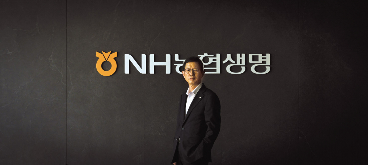 윤해진 NH농협생명 대표가 13일 오후 서울 서대문구 농협생명 본사 대회의실에서 헤럴드경제와의 인터뷰에 앞서 포즈를 취하고 있다. 박해묵 기자