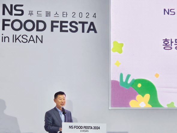 김홍국 하림그룹 회장이 ‘NS 푸드페스타’에서 ‘더미식 황등비빔밥’에 대해 설명하고 있는 모습