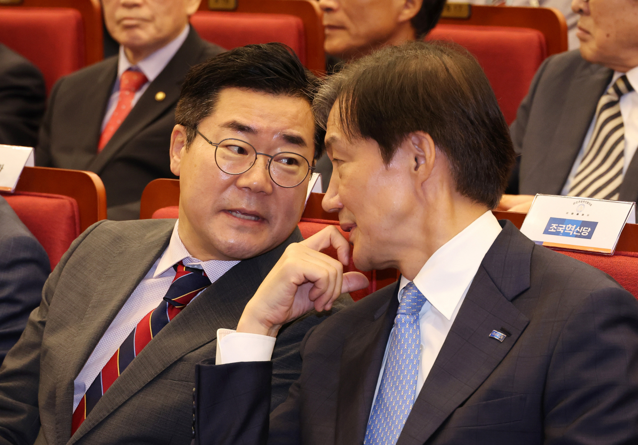 박찬대 더불어민주당 원내대표와 조국 조국혁신당 대표(오른쪽)가 지난 26일 오전 서울 여의도 국회도서관에서 열린 '김대중 탄생 100주년 기념 세미나'에서 대화하고 있다. [연합]