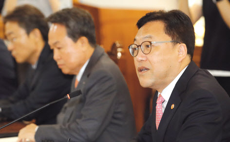 김병환(오른쪽) 금융위원장이 30일 오전 서울 중구 은행회관에서 열린 금융위원장-금융지주회장 간담회에 참석해 발언하고 있다. 임세준 기자