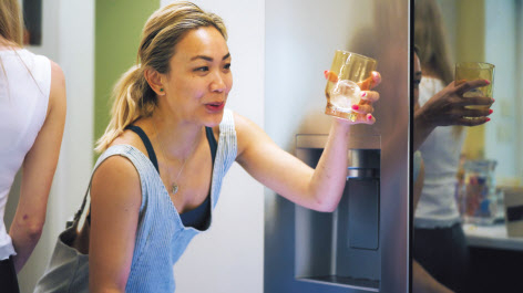 LG전자가 제작한 서바이벌 예능 ‘하우스 오브 서바이벌’의 한 장면. 참가자가 게임을 통해 획득한 LG전자 얼음 정수기 냉장고에서 만들어진 ‘크래프트 아이스(원형 얼음)’를 보며 기뻐하고 있다. [ ‘하우스 오브 서바이벌’ 캡처]