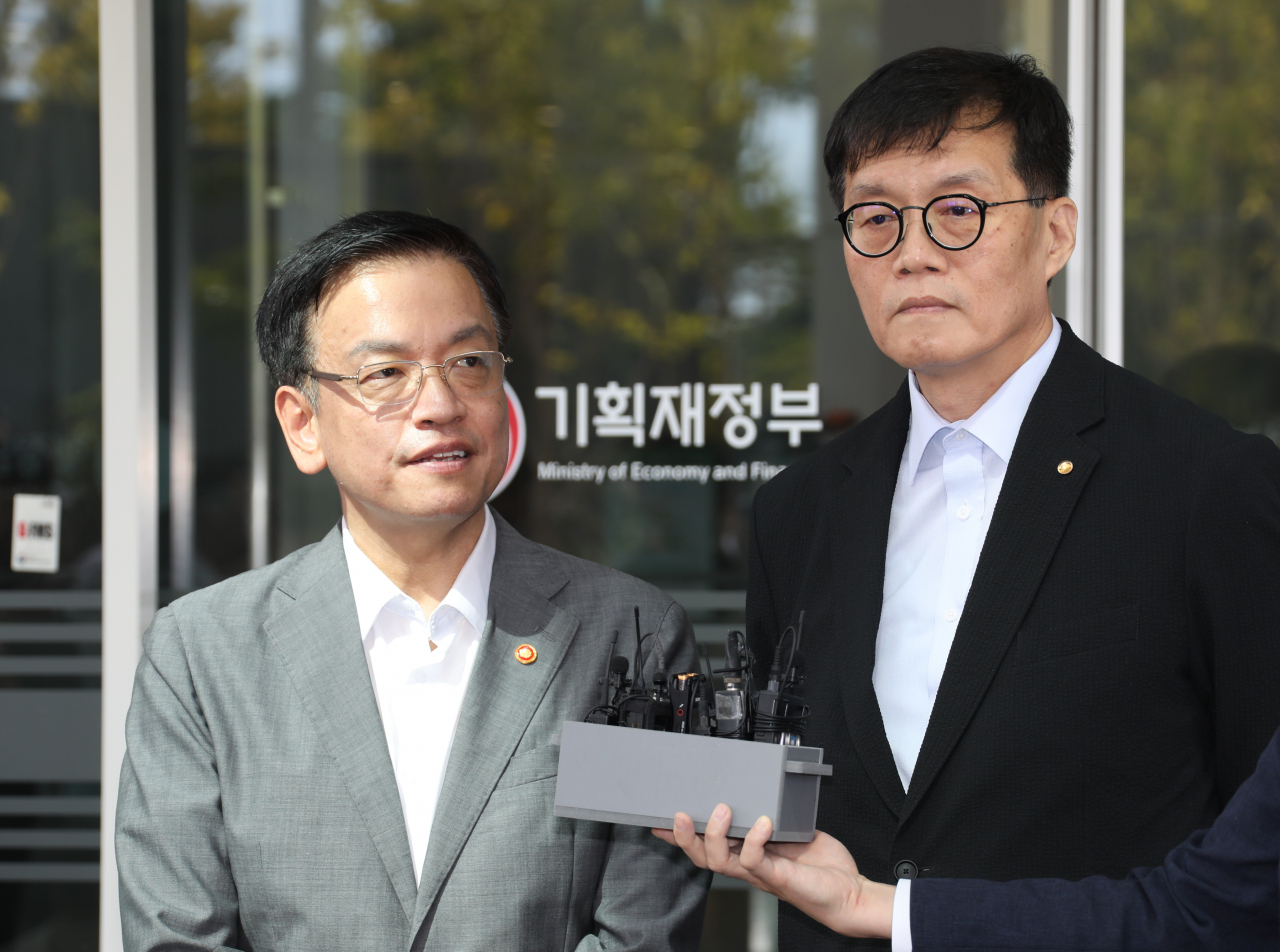 최상목 부총리 겸 기획재정부 장관(왼쪽)이 30일 오전 정부세종청사 중앙동 기획재정부 입구에서 발언하고 있다. 이창용 한국은행 총재의 방문은 지난 2월 최상목 부총리가 한국은행 본관을 방문했던 것에 대한 답방 차원이다. [연합]