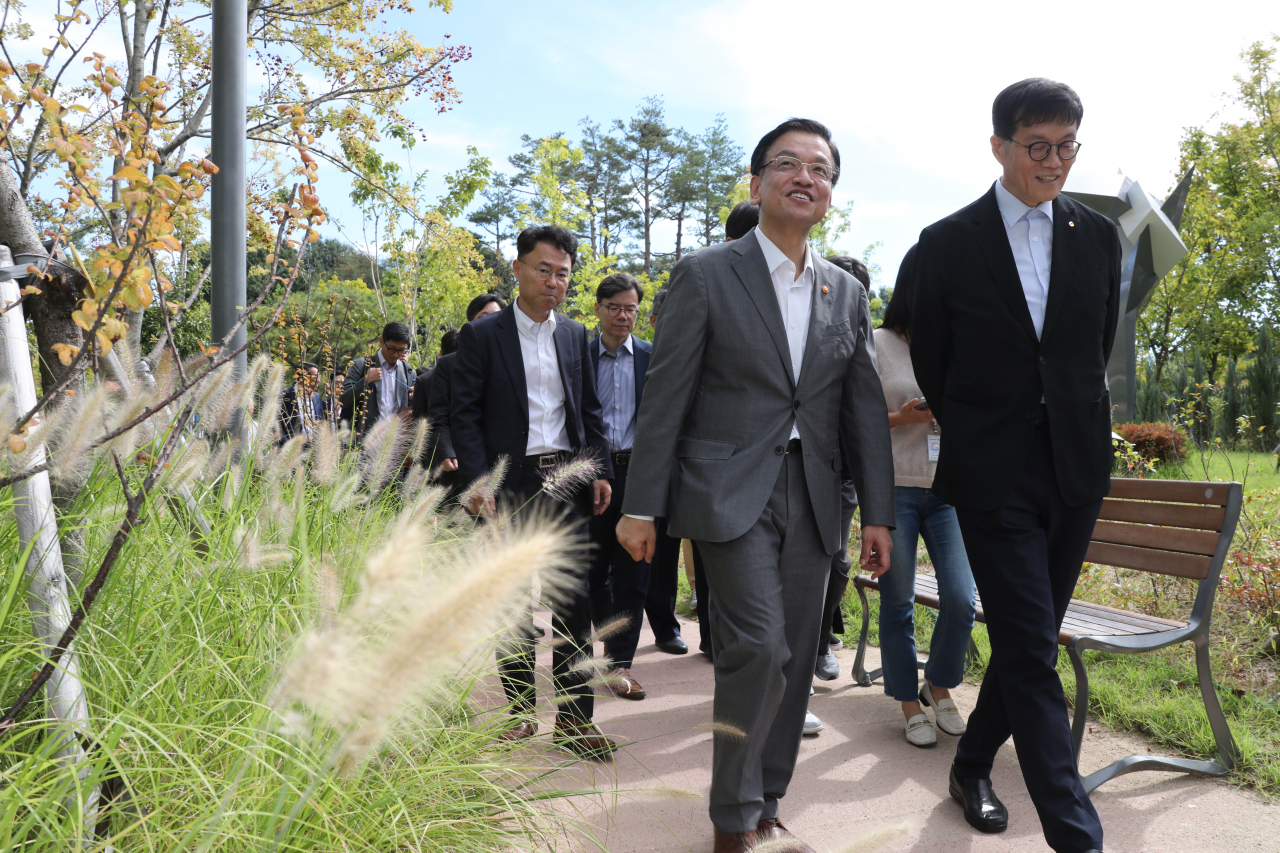 이창용 한국은행 총재가 30일 오전 정부세종청사 중앙동 기획재정부를 방문, 최상목 부총리 겸 기획재정부 장관의 안내로 야외정원을 둘러보고 있다. 이 총재의 방문은 지난 2월 최상목 부총리가 한국은행 본관을 방문했던 것에 대한 답방 차원이다. [연합]