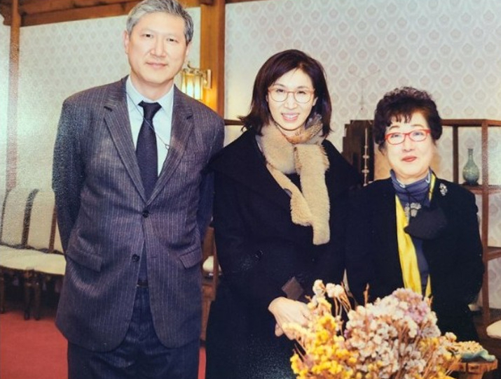 노소영(가운데) 아트센터나비 관장과 노 관장 동생인 노재헌(오른쪽) 변호사가 박영숙 미래유엔포럼 대표과 기념사진을 촬영하고 있다. [박영숙 대표 홈페이지 캡쳐]