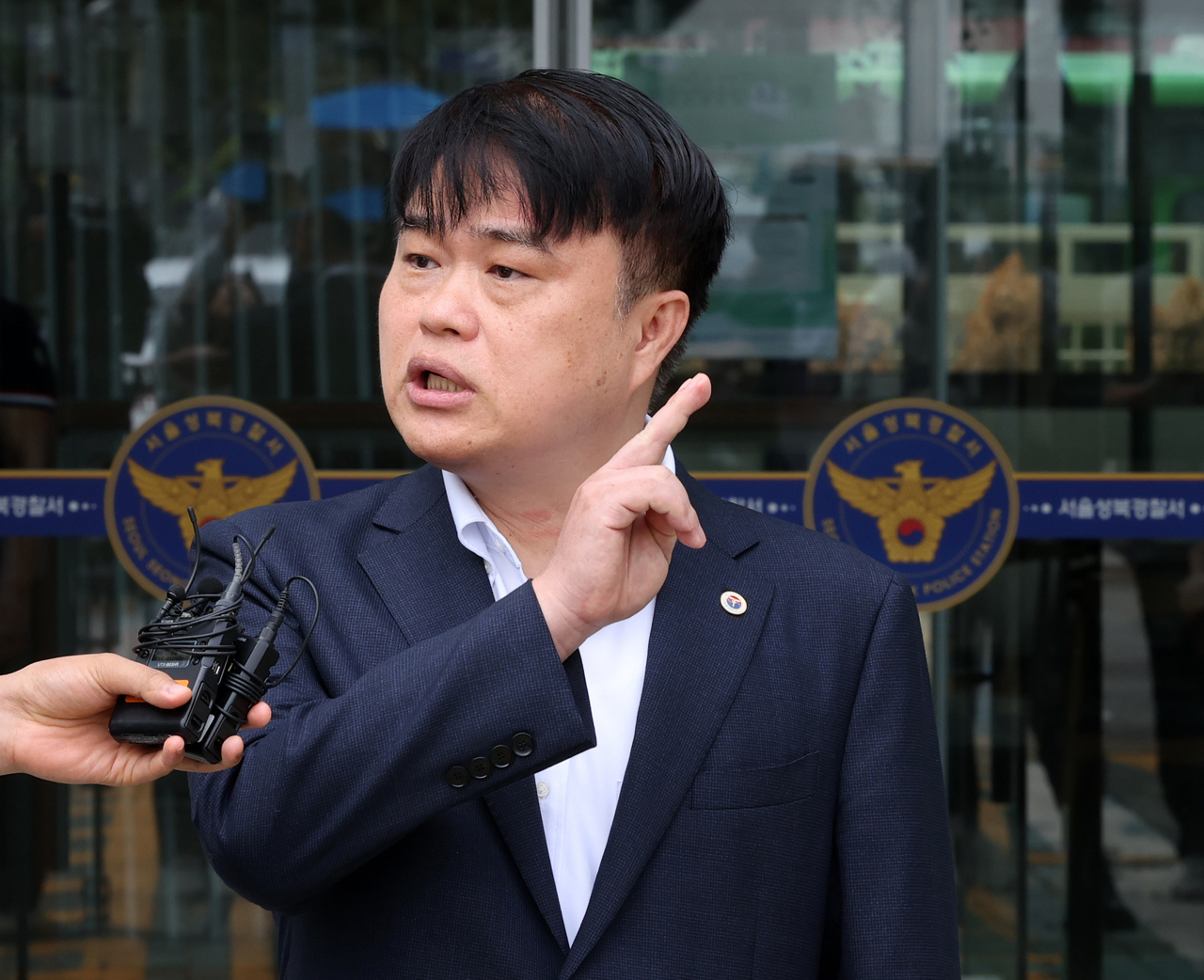 대통령실이 의사 단체에서 추천한 전문가를 절반 이상 참여시키는 의료인력 수급 추계기구를 신설하겠다며 의료계의 참여를 요청한 것에 대해 대한의사협회(의협)가 정부의 사과가 우선이라는 입장을 내놨다. 사진은 임현택 의협 회장 [연합]