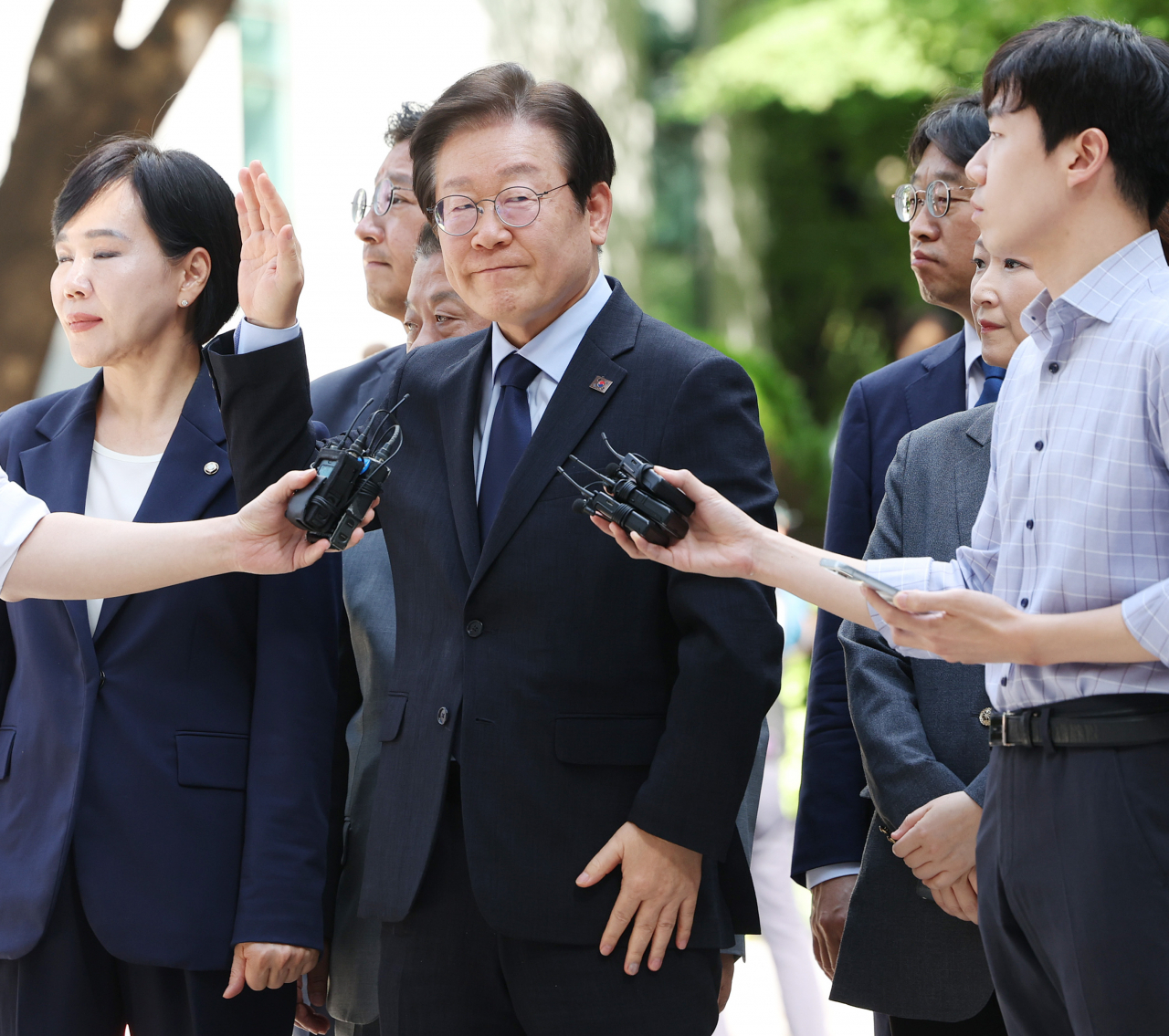 더불어민주당 이재명 대표가 30일 오후 서울 서초구 서울중앙지법에서 열린 위증교사 혐의 관련 1심 결심공판에 출석, 지지자들을 향해 손을 들어 인사하고 있다. [연합]
