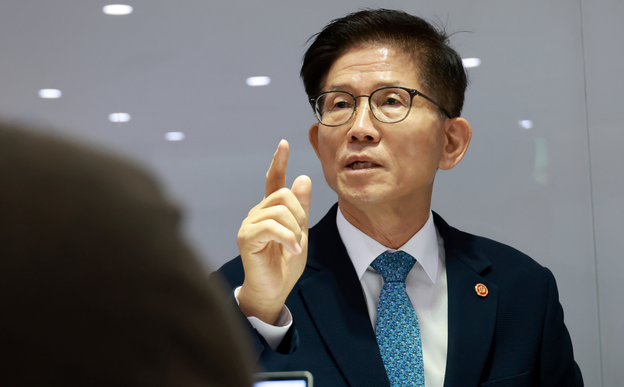 김문수 고용노동부 장관이 5일 정부세종청사에서 취임 후 첫 출입기자 간담회를 열고 발언하고 있다. [고용노동부 제공]