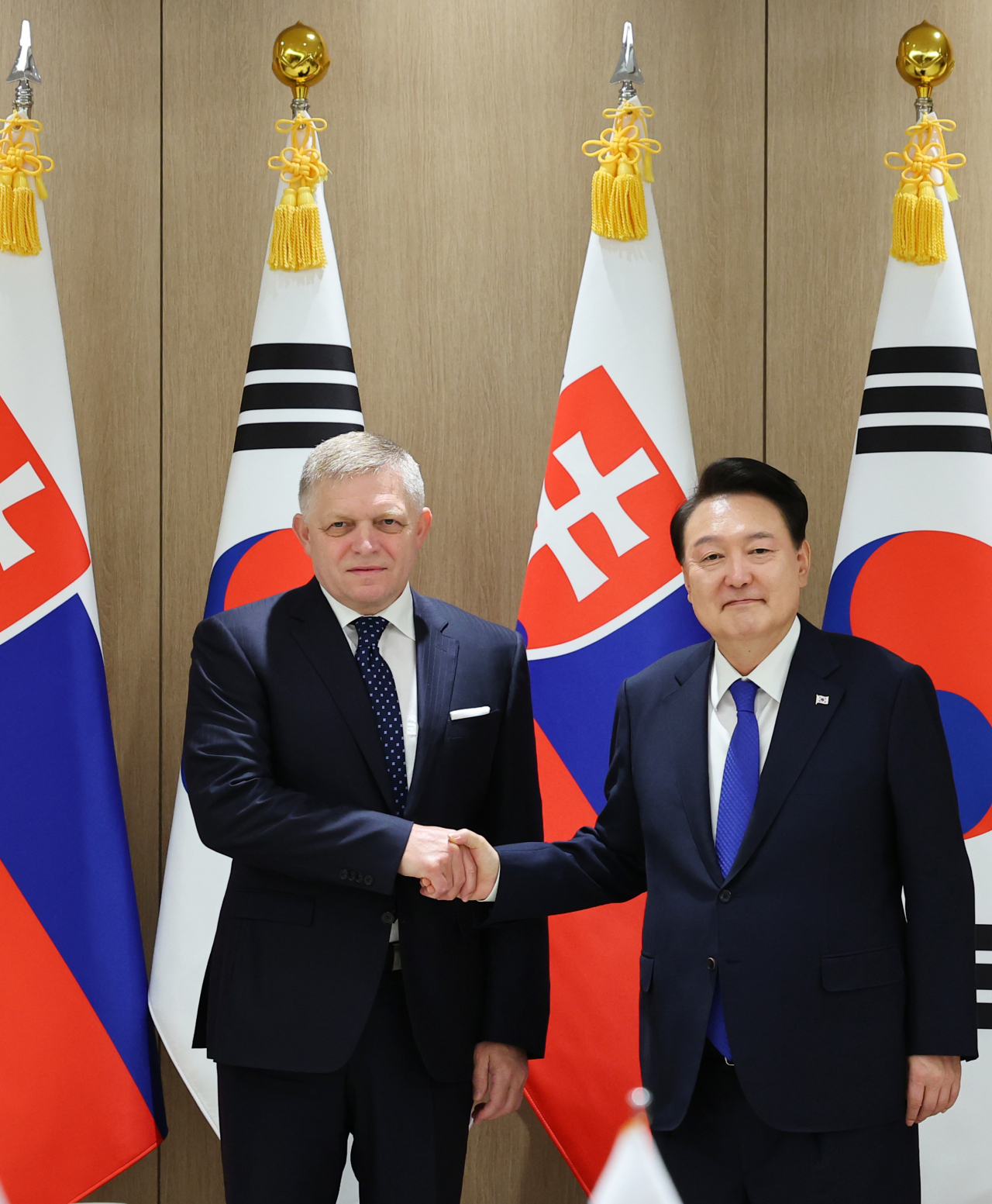 President Yoon Suk Yeol shakes hands with Slovakian Prime Minister Robert Fico before holding talks at the presidential office in Seoul on Monday. (Yonhap)