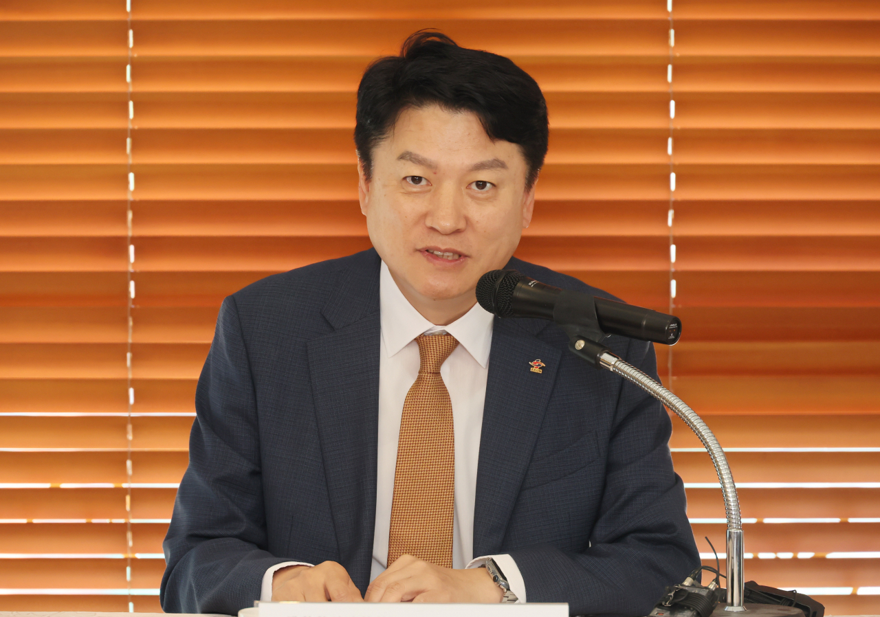 윤성찬 대한한의사협회 회장이 지난달 30일 서울 여의도 한 식당에서 열린 기자회견에서 한의사 추가 교육을 통한 의사 부족 조기 해결방안에 대해 발표하고 있다. [연합]