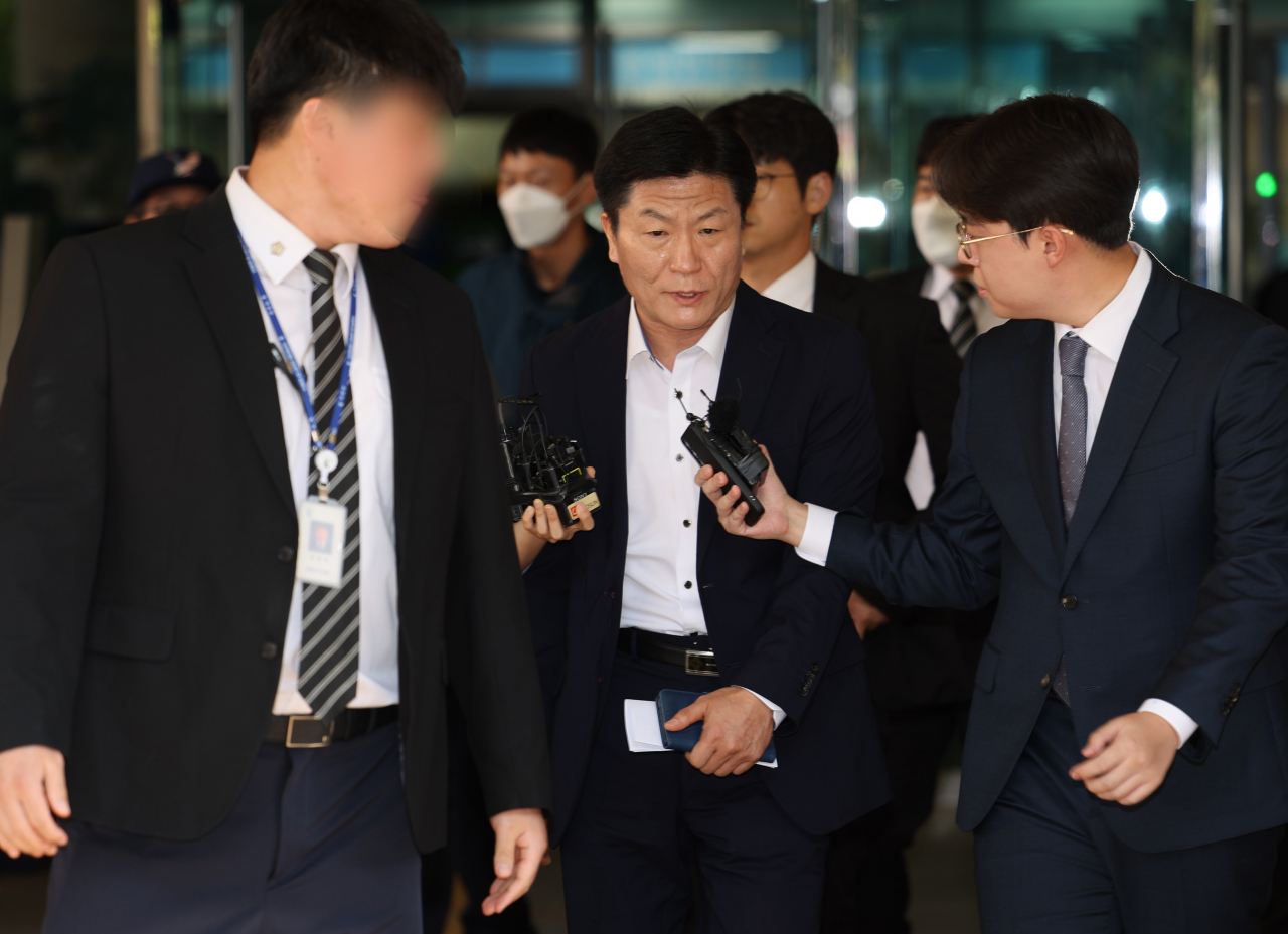 이임재 전 용산경찰서장이 30일 오후 서울 마포구 서울서부지방법원에서 열린 이태원 참사 부실대응 관련 1심 선고에서 금고 3년 형을 선고받은 뒤 청사를 나서고 있다. [연합]