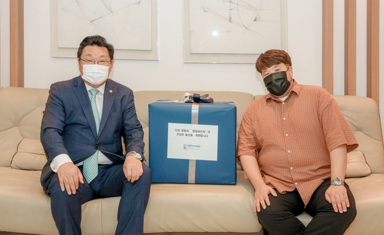 주형환 대통령 직속 저출산고령사회위원회 부위원장이 국내 첫 자연임신 '다섯쌍둥이'를 출산한 아빠 김준영 씨와 기념사진을 촬영하고 있다. [저출산고령사회위원회 제공]