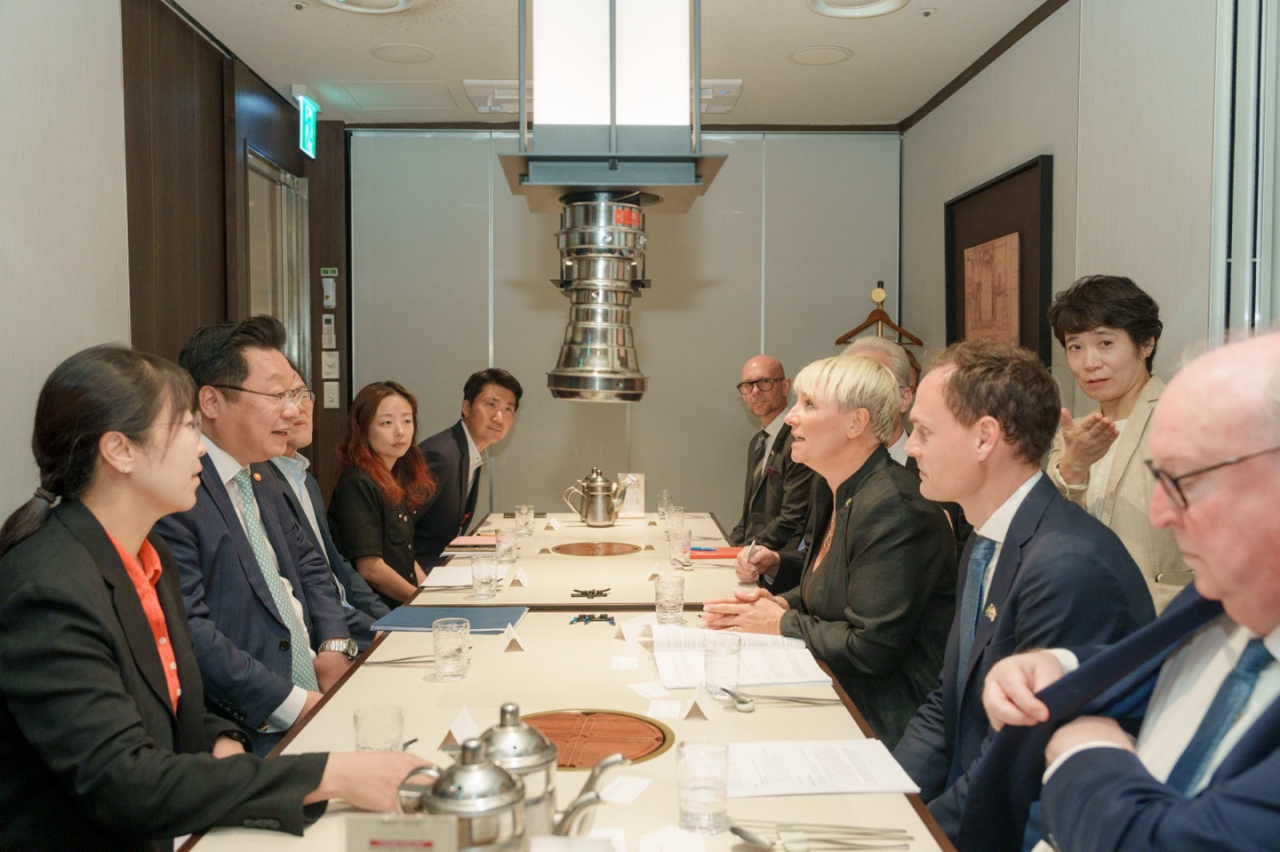 스웨덴 고령사회보장 장관 만난 주형환, 고령사회 대응 정책경험 등 협력 합의