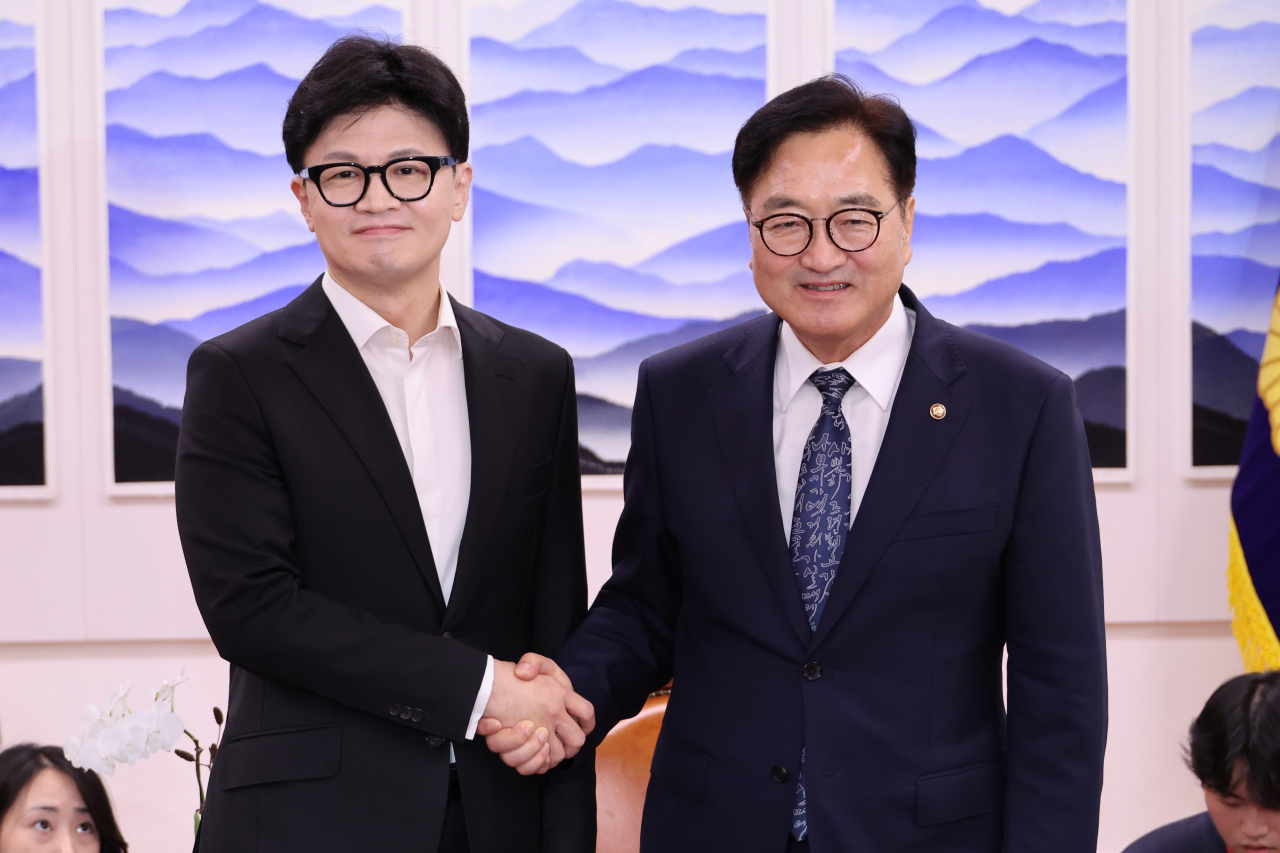 우원식 국회의장이 30일 오후 서울 여의도 국회의장실에서 한동훈 국민의힘 대표와 의정 갈등 해결을 위한 논의를 하기에 앞서 악수하고 있다. [연합]