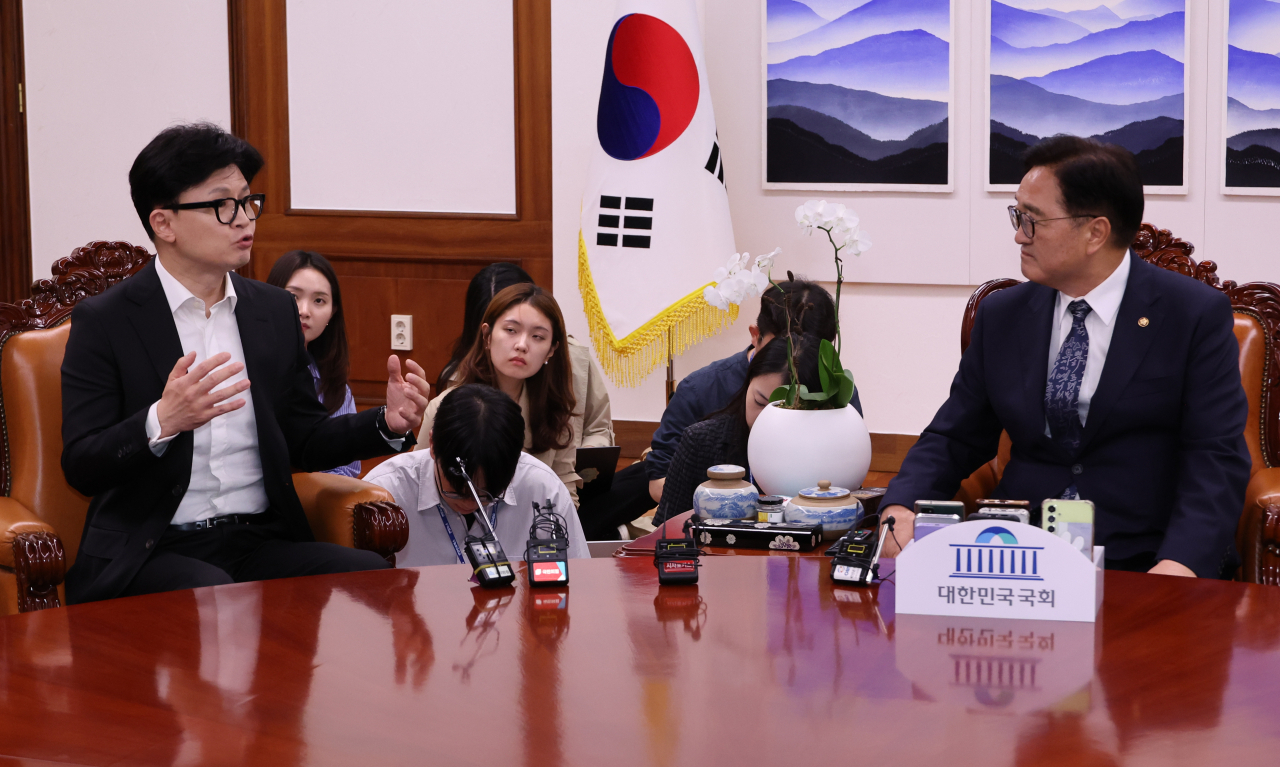 우원식 국회의장이 30일 오후 서울 여의도 국회의장실에서 한동훈 국민의힘 대표와 의정 갈등 해결을 위한 논의를 하고 있다. [연합]