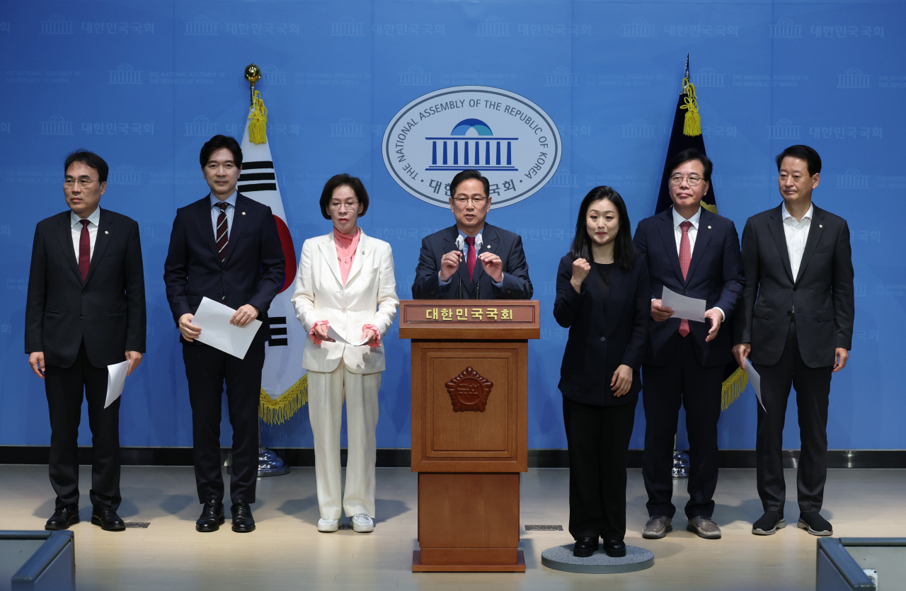 30일 국회 소통관에서 국회 기획재정위원회 소속 국민의힘 의원들이 금융투자소득세 폐지를 위한 성명서 발표 기자회견을 하고 있다. [연합]