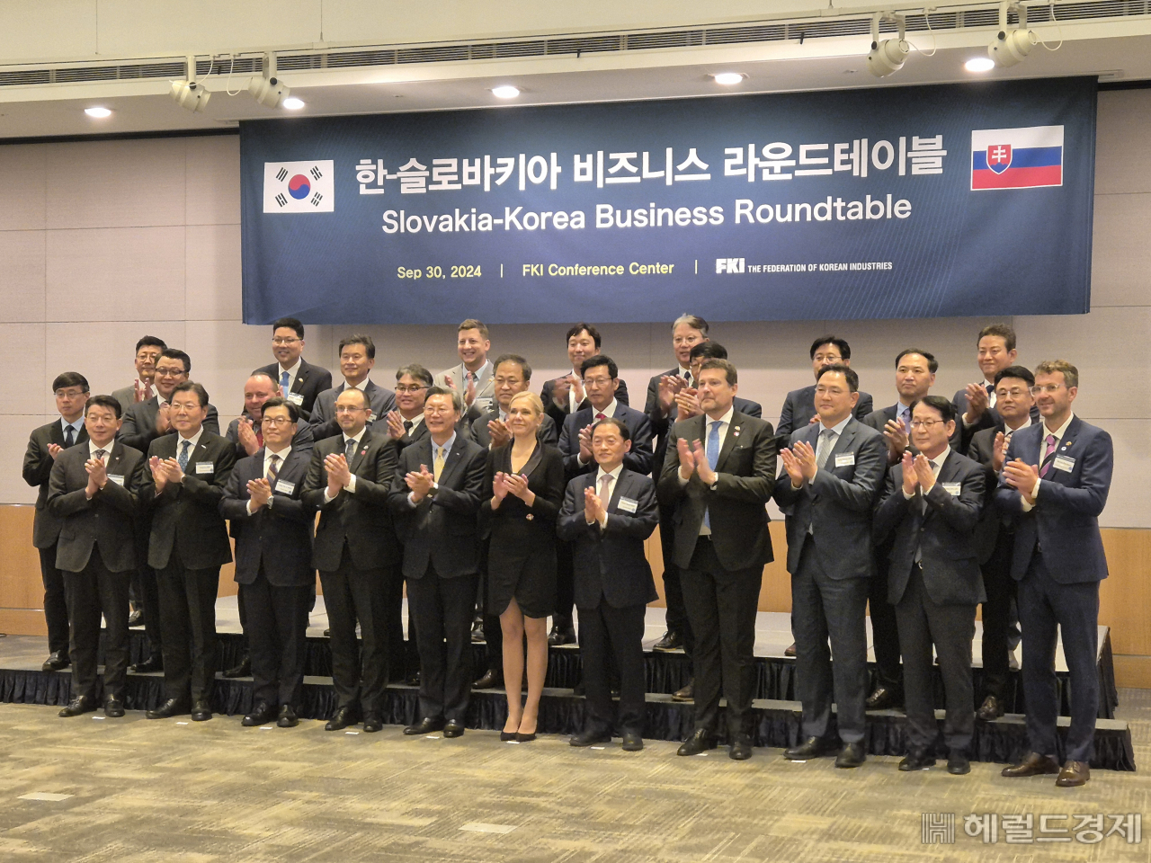 김창범(왼쪽 다섯 번째) 한국경제인협회 부회장과 데니사 사코바(왼쪽 여섯 번째) 슬로바키아 부총리 겸 경제부 장관이 30일 오후 서울 여의도 FKI타워 컨퍼런스센터에서 열린 ‘한-슬로바키아 비즈니스 라운드테이블’에 앞서 기념촬영하고 있다. 김현일 기자