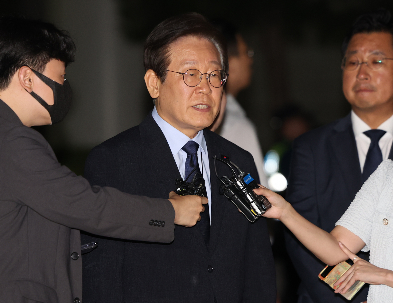 더불어민주당 이재명 대표가 30일 오후 서울 서초구 서울중앙지법에서 열린 위증교사 혐의 관련 1심 결심공판을 마친 뒤 법원을 나서며 취재진의 질문에 답하고 있다. [연합]