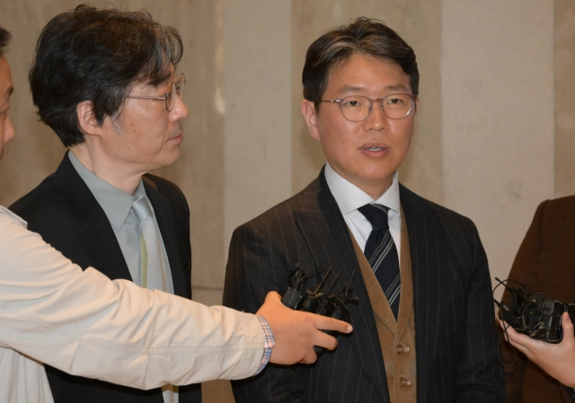임종훈(오른쪽) 한미사이언스 신임 사내이사가 경기 화성시 수원과학대학교 신텍스(SINTEX)에서 열린 제51기 한미사이언스 정기주주총회를 마치고 취재진의 질문에 답변을 하고 있다. [이상섭 기자]