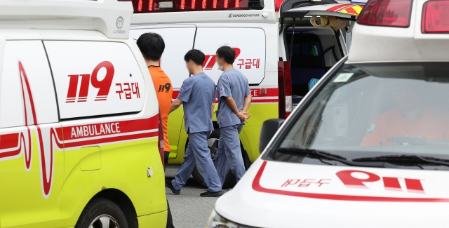지방의 한 상급종합병원 응급실 앞에 포진하고 있는 119구급차 차량들. [연합]