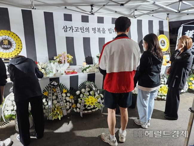 30일 밤 살인사건 피해자 여학생을 추모하는 공간이 순천시 조례동에 마련된 가운데 시민들의 추모 행렬이 이어지고 있다.