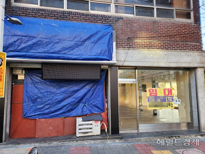 1일 오전 살인 피의자 박대성이 운영한 찜닭 프랜차이즈 순천점 간판과 매장이 전부 천막으로 가려져 있다.