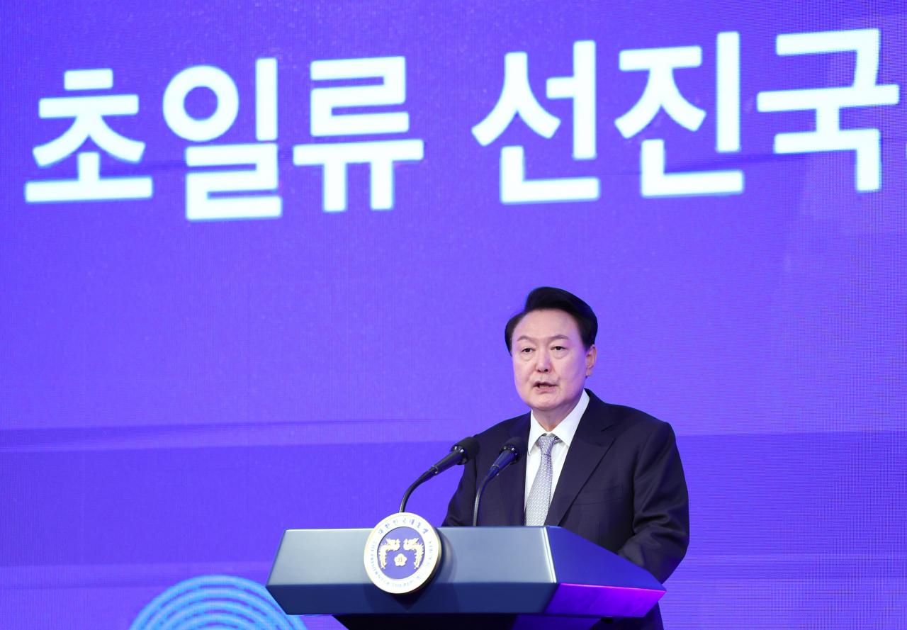 윤석열 대통령이 지난달 30일 서울 중구 롯데호텔에서 열린 한국경제신문 창간 60주년 기념식에서 축사하고 있다. [연합]