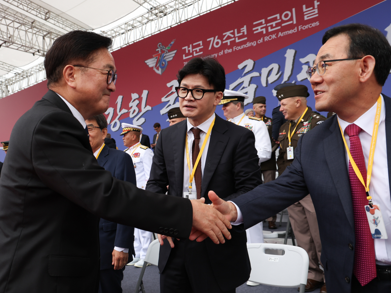 국민의힘 한동훈 대표(가운데)가 1일 성남 서울공항에서 열린 건군 76주년 국군의날 기념식에 참석해 인사를 나누고 있다. [연합]