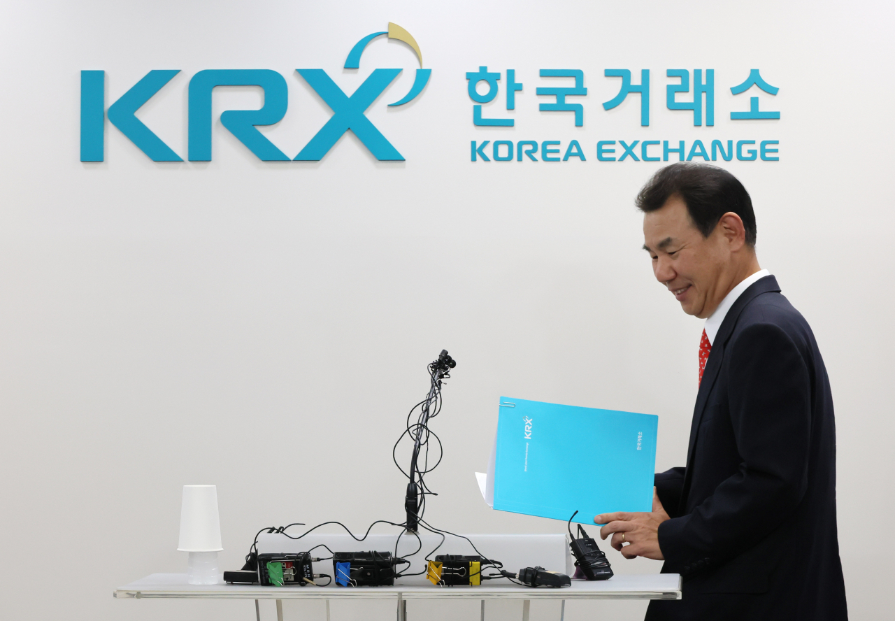 정은보 한국거래소 이사장이 지난달 24일 서울 여의도 한국거래소 마켓스퀘어에서 코리아 밸류업 지수의 구성 종목 및 선정 기준 등에 대해 발표하기 위해 단상으로 향하고 있다. [연합]