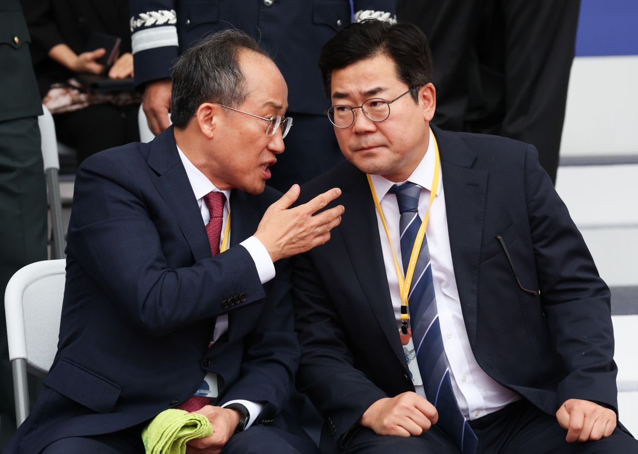 국민의힘 추경호 원내대표(왼쪽)와 더불어민주당 박찬대 원내대표가 1일 성남 서울공항에서 열린 건군 76주년 국군의날 기념식에 참석해 대화하고 있다. [연합]