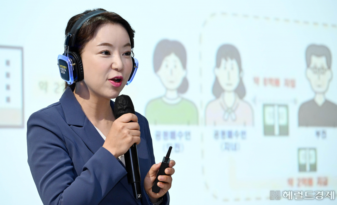 김혜리 우리은행 자산관리센터 세무전문가가 1일 오전 서울 강남구 코엑스 더플라츠에서 열린 '헤럴드 머니 페스타 2024'에서 '알수록 돈이 되는 부의 설계'의 주제로 강연을 하고 있다. 오는 2일까지 열리는 ‘헤럴드 머니페스타 2024’는 ‘경제적 자유’란 미래를 설계하는 데 유용한 행사로 취업 준비생부터 직장인, 자영업자는 물론, 은퇴 후 행복한 삶을 계획 중인 중년층 등 다양한 계층을 위한 주식·부동산·금융상품·절세·가상자산 등 재테크와 관련한 모든 정보가 총망라된다. 이상섭 기자