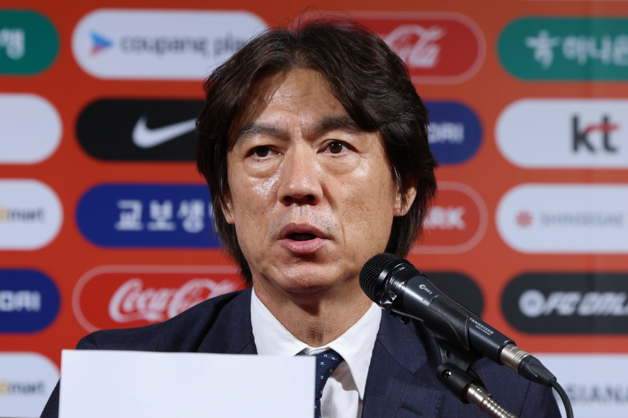 홍명보 축구 국가대표팀 감독이 지난달 30일 오전 축구회관에서 2026 북중미 월드컵 아시아 3차 예선 B조 3, 4차전에 나설 대표 선수 명단을 발표하고 있다. [연합]