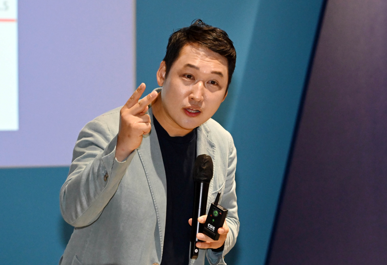 김광석 한국경제산업연구원 경제연구실장 및 한양대 겸임교수가 1일 서울 강남구 코엑스 더플라츠에서 열린 '헤럴드 머니 페스타 2024'에서 2025년 경제 전망과 대응전략 '피벗의 시대, 돈의 대이동'의 주제로 강연을 하고 있다. 오는 2일까지 열리는 ‘헤럴드 머니페스타 2024’는 ‘경제적 자유’란 미래를 설계하는 데 유용한 행사로 취업 준비생부터 직장인, 자영업자는 물론, 은퇴 후 행복한 삶을 계획 중인 중년층 등 다양한 계층을 위한 주식·부동산·금융상품·절세·가상자산 등 재테크와 관련한 모든 정보가 총망라된다. 이상섭 기자