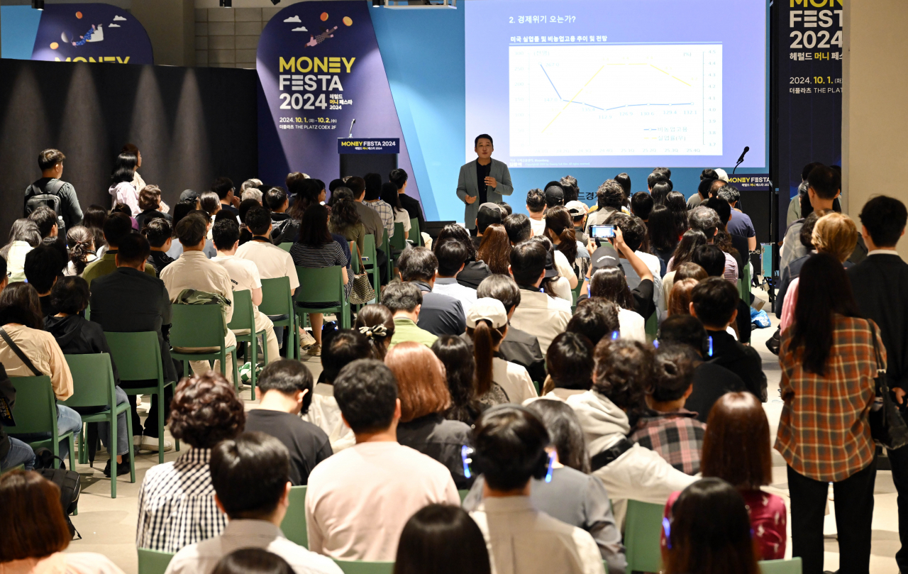 김광석 한국경제산업연구원 경제연구실장 및 한양대 겸임교수가 1일 서울 강남구 코엑스 더플라츠에서 열린 '헤럴드 머니 페스타 2024'에서 2025년 경제 전망과 대응전략 '피벗의 시대, 돈의 대이동'의 주제로 강연을 하고 있다. 오는 2일까지 열리는 ‘헤럴드 머니페스타 2024’는 ‘경제적 자유’란 미래를 설계하는 데 유용한 행사로 취업 준비생부터 직장인, 자영업자는 물론, 은퇴 후 행복한 삶을 계획 중인 중년층 등 다양한 계층을 위한 주식·부동산·금융상품·절세·가상자산 등 재테크와 관련한 모든 정보가 총망라된다. 이상섭 기자