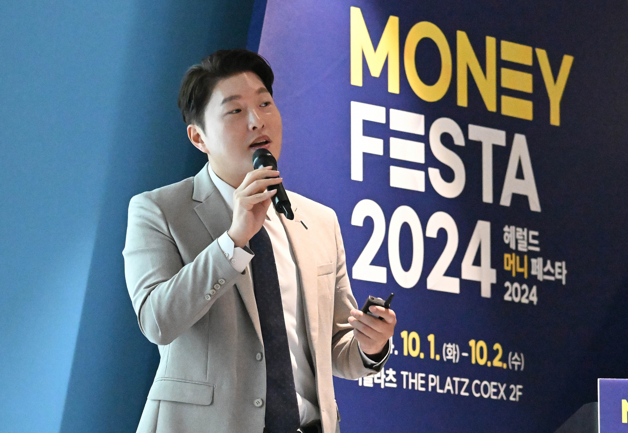 이형수 HSL파트너스 대표가 1일 서울 강남구 코엑스 더플라츠에서 열린 헤럴드 머니 페스타 2024에서 ‘AI혁명, 투자의 변곡점을 주목하라’의 주제로 강연을 하고 있다. 오는 2일까지 열리는 ‘헤럴드 머니페스타 2024’는 ‘경제적 자유’란 미래를 설계하는 데 유용한 행사로 취업 준비생부터 직장인, 자영업자는 물론, 은퇴 후 행복한 삶을 계획 중인 중년층 등 다양한 계층을 위한 주식·부동산·금융상품·절세·가상자산 등 재테크와 관련한 모든 정보가 총망라된다. 임세준 기자