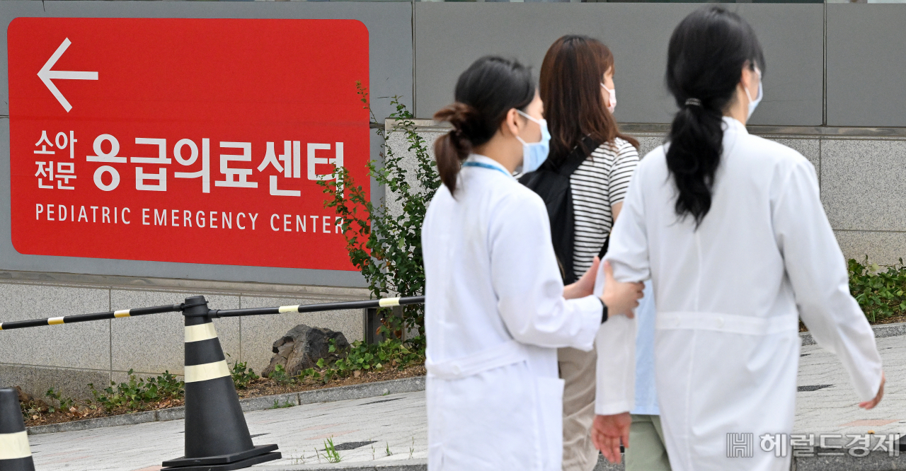 지난 6월 24일 서울 종로구 서울대학교 병원에서 의사들이 이동하고 있다. 임세준 기자