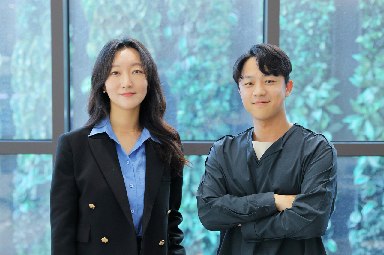 MBN 연애 예능 프로그램 ‘돌싱글즈’를 연출한 박선혜 CP(왼쪽)와 정우영 PD. [MBN 제공]