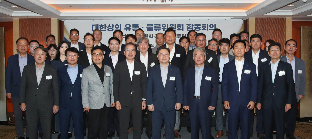 2일 소공동 롯데호텔에서 열린 대한상의 유통·물류 위원회 합동회의에서 박일준(앞줄 왼쪽 다섯번째) 대한상의 상근부회장과 참석자들이 기념촬영을 하고 있다. [대한상의 제공]