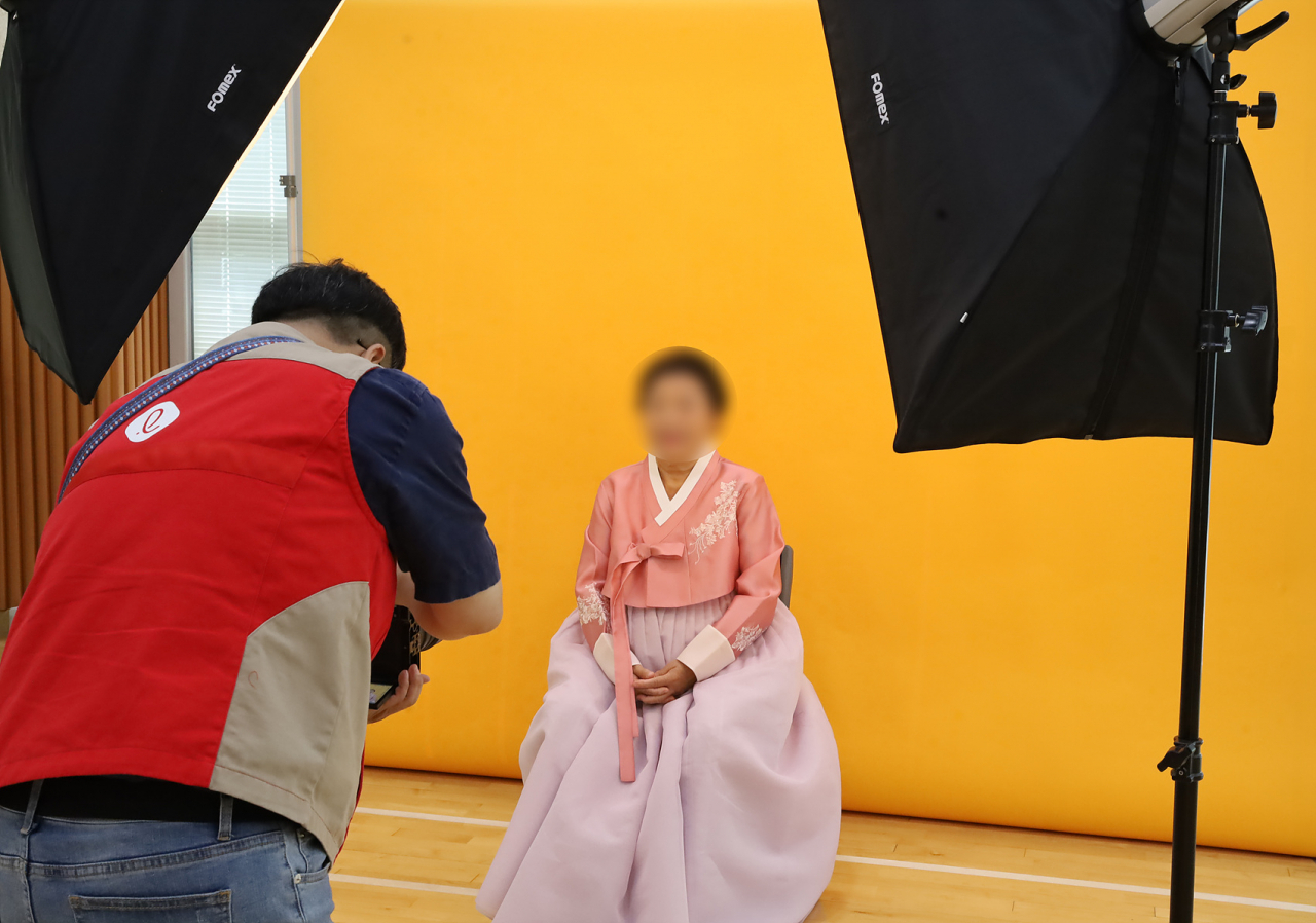롯데이노베이트의 사회공헌 캠페인 '재능나눔 어르신 행복사진관'에서 사진 촬영을 하고 있다. [롯데이노베이트 제공]