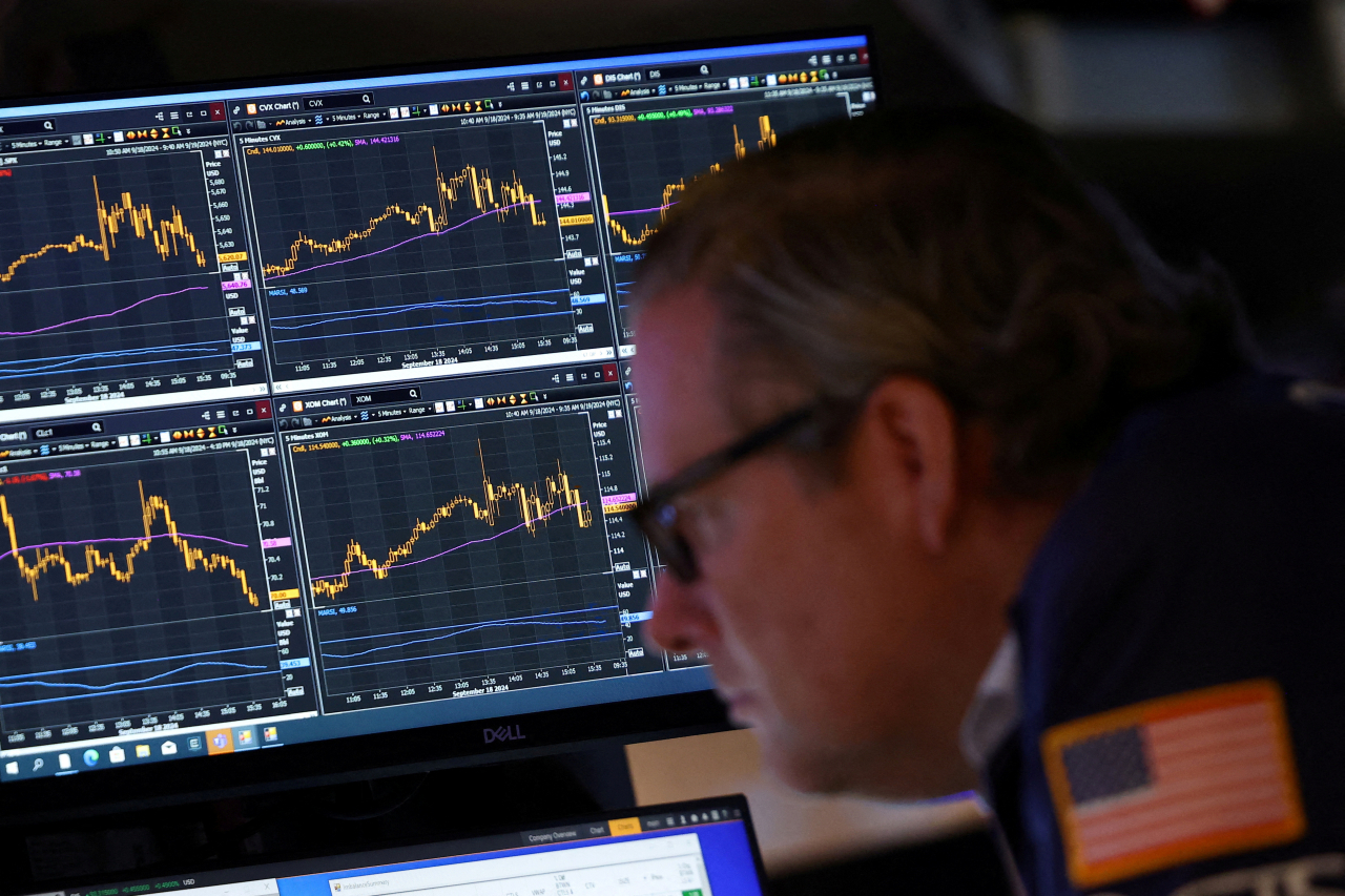 1일(현지시간) 뉴욕증권거래소(NYSE)에서 트레이더들이 업무를 보고 있다. [로이터]