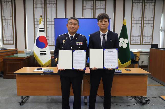 호욱진 서울 용산경찰서장과 유태혁 이태원광광특구연합회장. [서울 용산경찰서 제공]