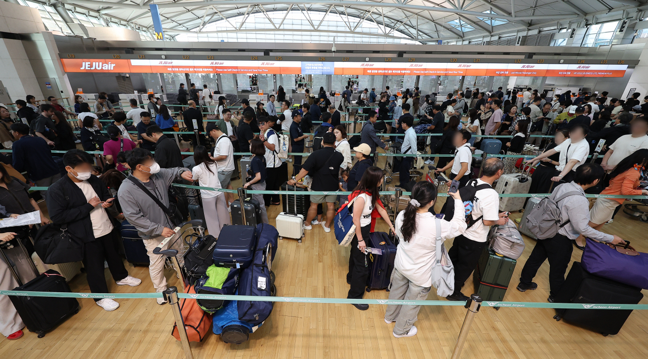 연휴를 앞둔 지난달 27일 오전 인천 영종도 인천국제공항 제1여객터미널이 여행객 등으로 붐비고 있다. [연합]