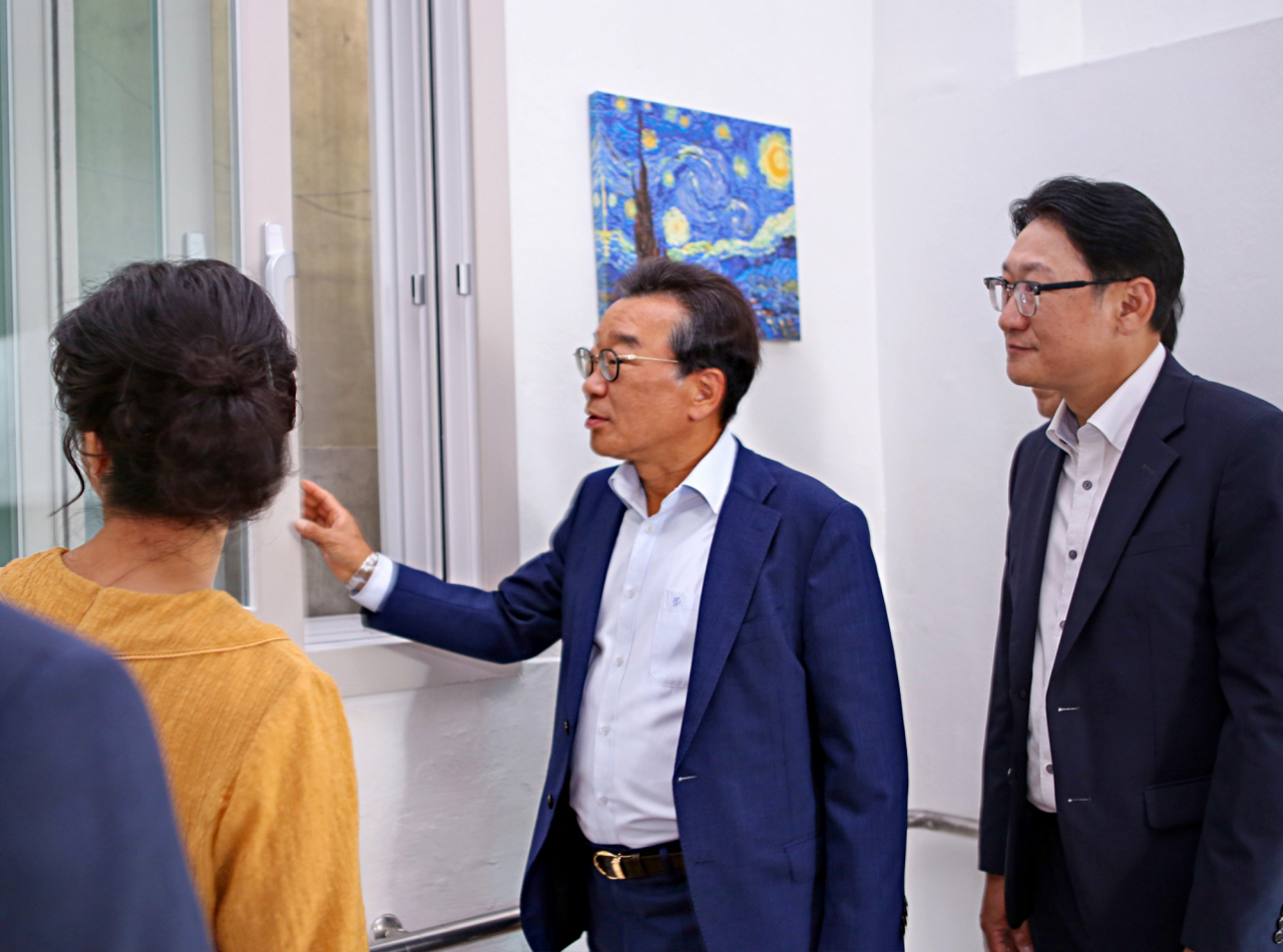 백종훈(가운데) 금호석유화학 대표가 2일 경기도 남양주 소재 신망애재활원 시설을 둘러보며 창호를 살펴보고 있다. [금호석유화학 제공]
