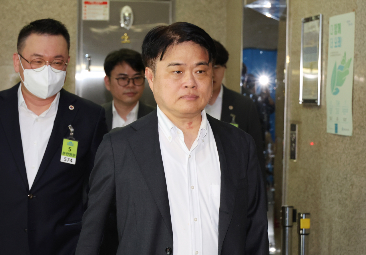 임현택 대한의사협회(의협) 회장(가운데)이 22일 오후 국회에서 더불어민주당 이재명 대표 등과 간담회를 하기 위해 이동하고 있다. [연합]