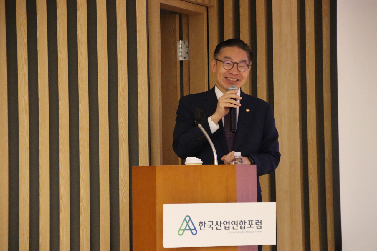 김완기 특허청장이 2일 열린 KIAF 니치아워포럼에서 연사로 강연중이다. [KIAF 제공]