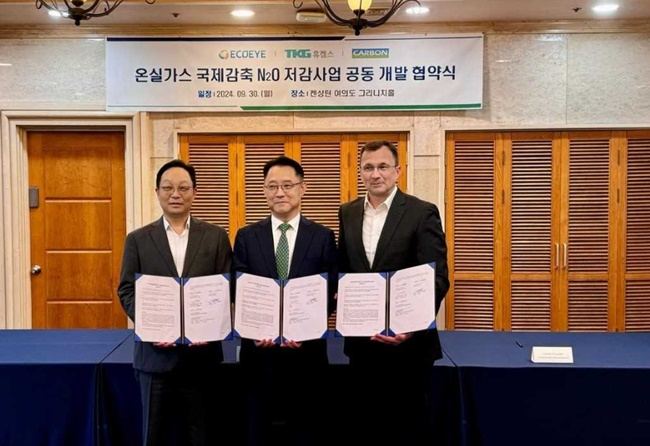 사진 왼쪽부터 휴켐스 이두환 상무, 에코아이 이수복 대표, 카본사 둔켈 전무이사.
